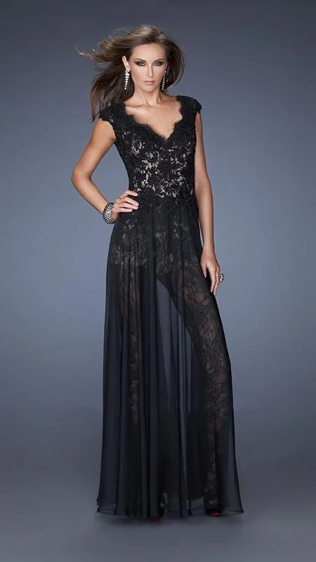 Unbeatable Prices La Femme Scalloped V-Neck Fitted Evening Dress 20010 - 1 Pc Black in Size 4 Available
